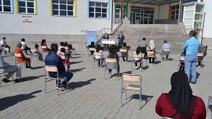 'Kaymakam Akköz, öğrencilere tablet hediye etti'