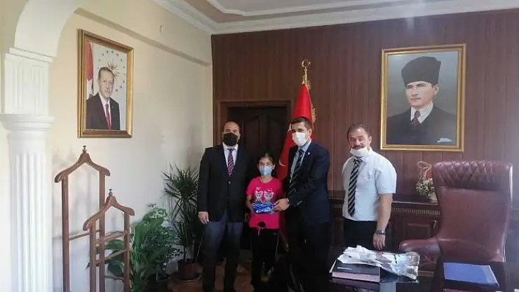 'Kaymakam Böçkün´den başarılı öğrenciye hediye'