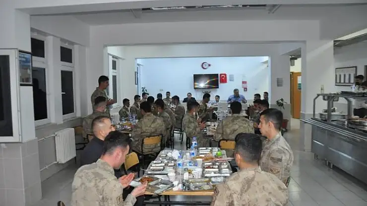 'Kaymakam Demir iftarda askerlerle bir araya geldi'
