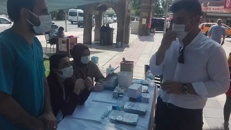 'Kaymakam Karaloğlu, vatandaşları aşı olmaları için ikna ediyor'