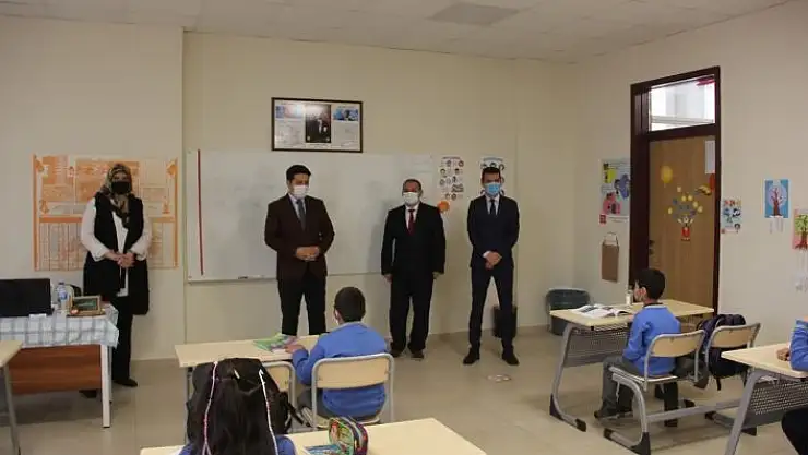 'Kaymakam, öğrencilerle ders işledi'