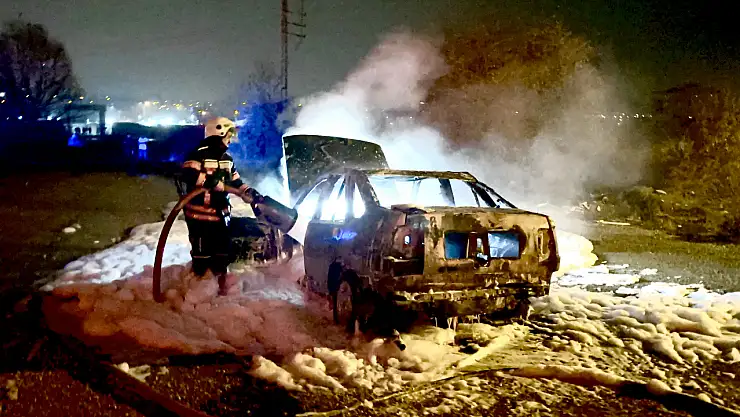 Kaynarca Mahallesinde Park Halindeki Araç Alevlere Teslim Oldu