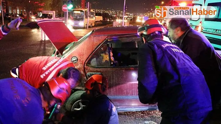 Kaza sonrası otomobile sıkışan çocuğu babası teselli etti