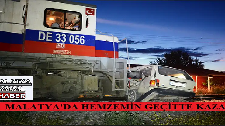 MALATYA'DA  TRENİN ALTINDA KALAN ARAÇ, 50 METRE SÜRÜKLENDİ