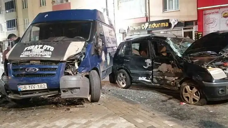 'Kazada araçta sıkışan sürücü için ekipler seferber oldu'