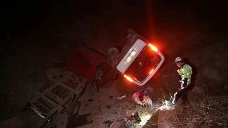 'Kazada kamyon ikiye bölündü, iki araçta tarlaya uçtu'