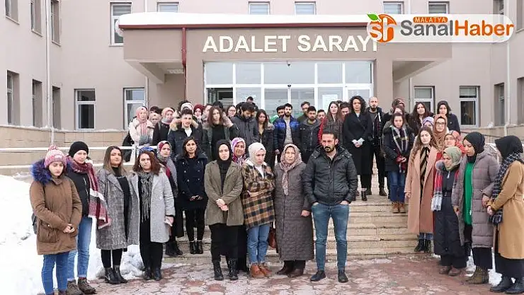 Kazada ölen arkadaşları için adliye önünde toplandılar