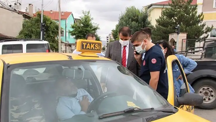 'Kazaya denk gelen vali, panik halindeki yaralıyı sakinleştirdi'