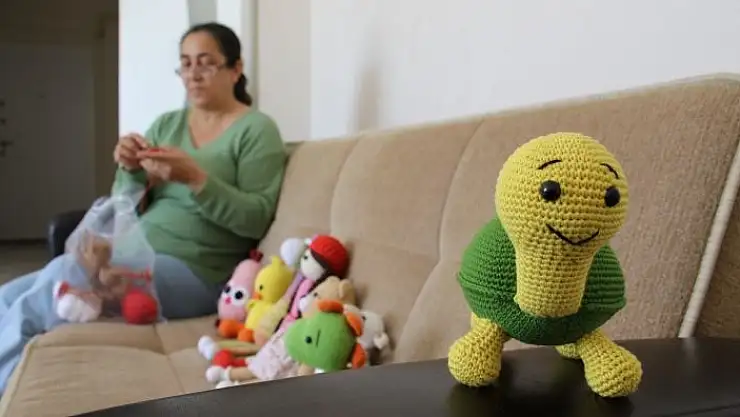 'Kemoterapide gördüğü çocukların yüzlerini ördüğü bebeklerle güldürdü'