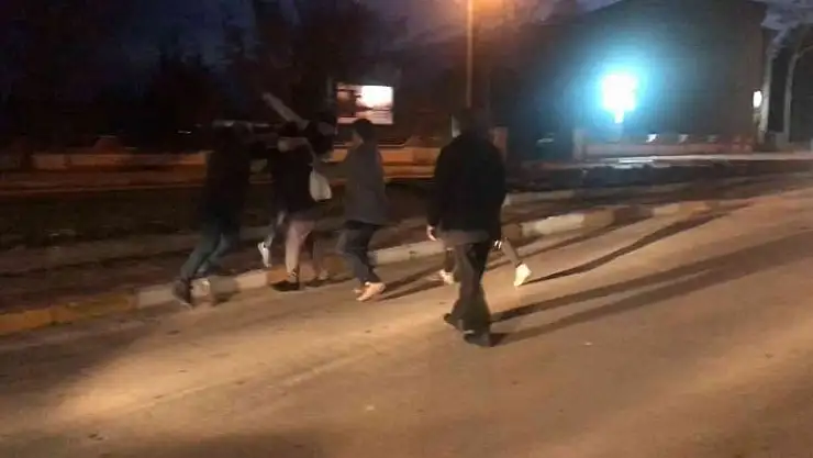 'Kendilerini uyaran halk otobüsü şoförünü tekme tokat dövdüler'