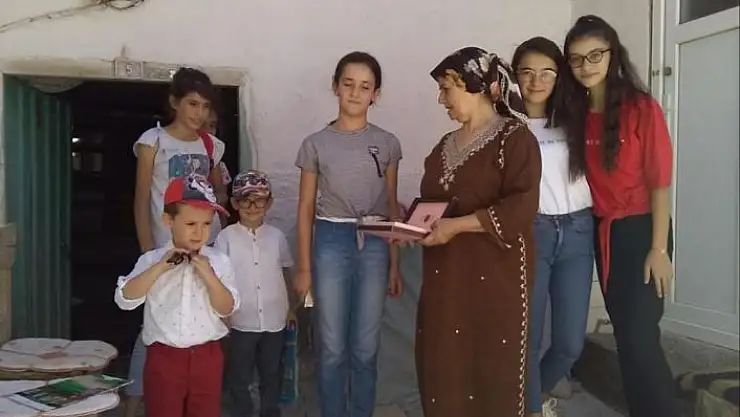 'Kendisi okuyamadığı için kitapları topluyor çocuklara ulaştırıyor'