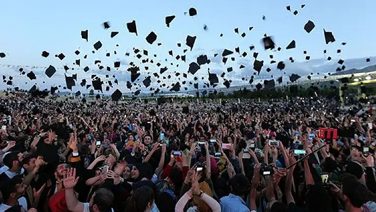 Şölen Havasında Mezuniyet Coşkusu