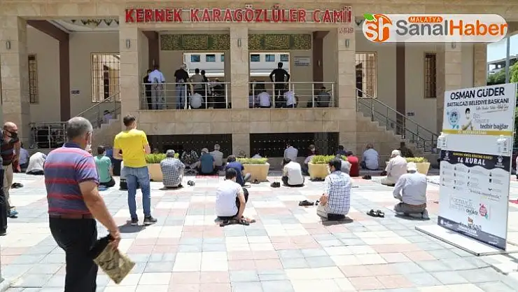 4 bin kişi kapasiteli camide ilk Cuma Namazı