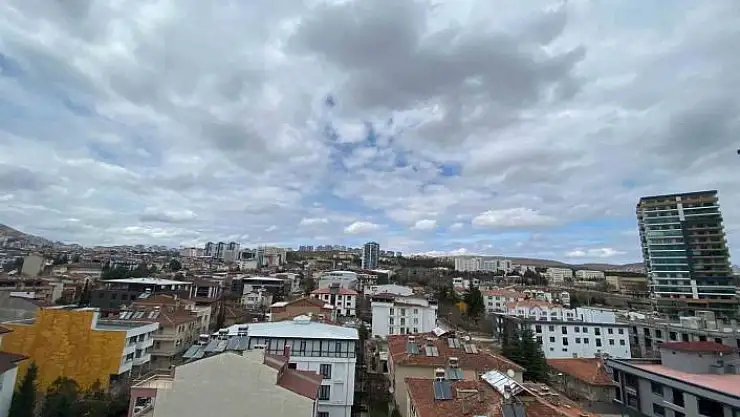 'Kimileri yağmur kimileri deprem habercisi olarak yorumluyor: Elazığda sirrokümülüs bulutları oluştu'