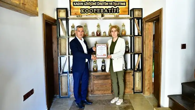 'Kiraz yaprağı sarmasının coğrafi işaret tescil belgesi kadınlara teslim edildi'
