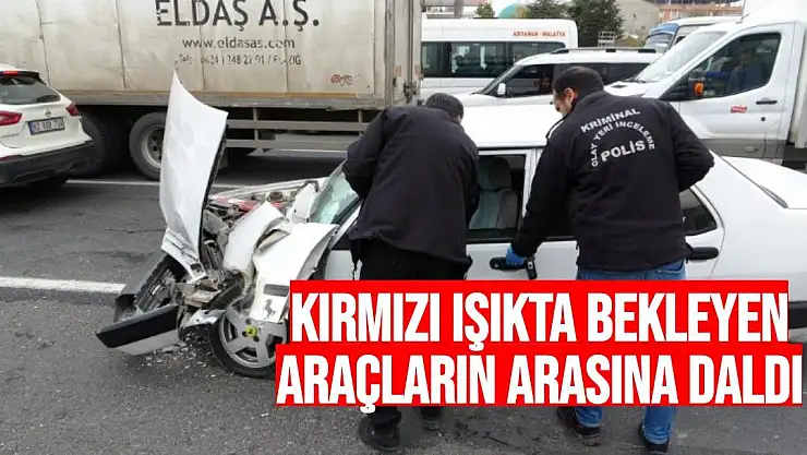 Kırmızı ışıkta bekleyen araçların arasına daldı