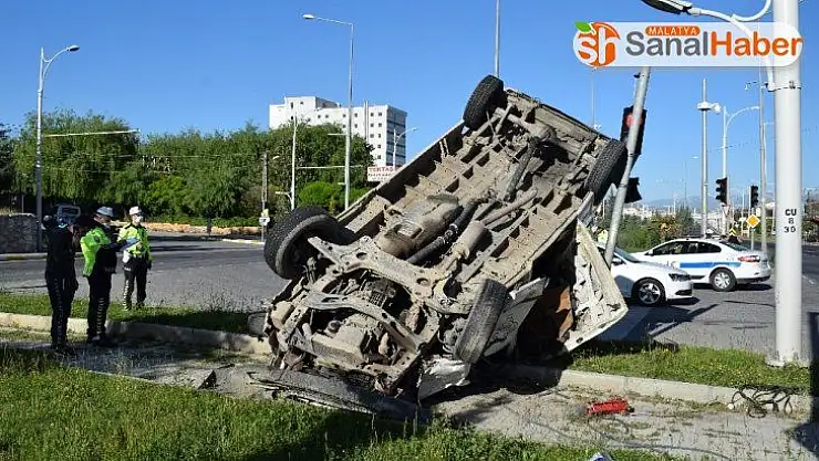 Malatya´da Kırmızı ışıkta geçen otomobil minibüse çarptı: 3 yaralı