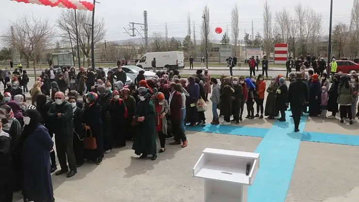 'Kırmızı kategorideki Sivas´ta market indirimi Covid-19´u unutturdu, Valilik kararı ile market kapatıldı'