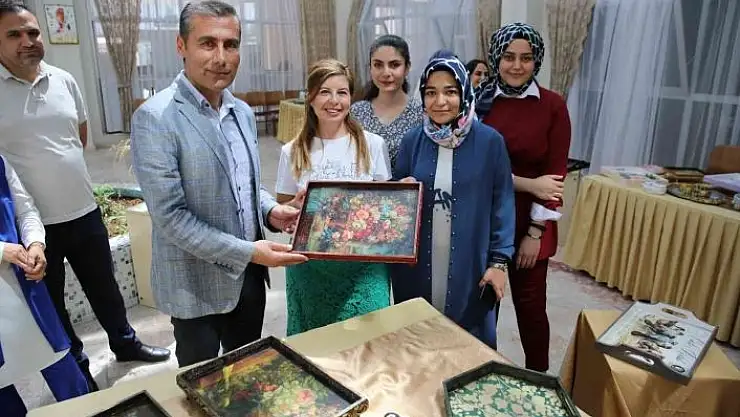 'Kız öğrenci yurdunda el sanatları sergisi'