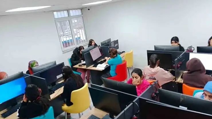 'Kız öğrencilere bilişim sınıfı oluşturuldu'