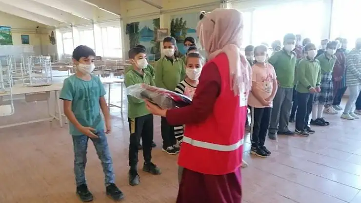 'Kızılay´dan öğrencilere okul hediyesi'