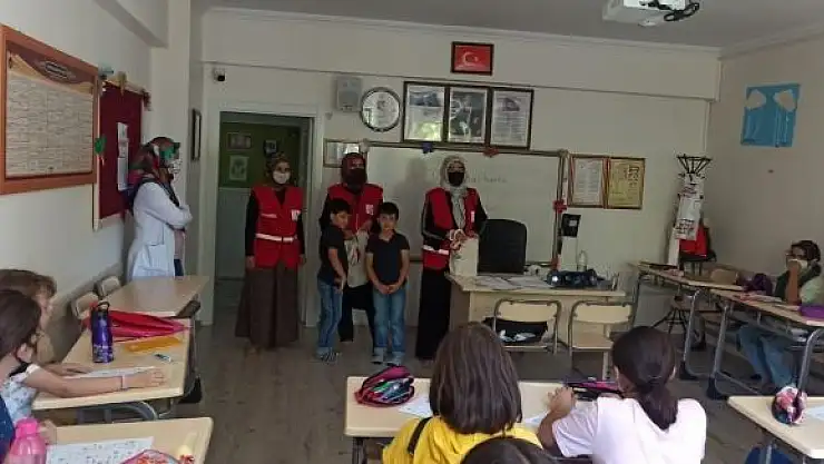 'Kızılay gönüllülerinden, Kuran Kursu öğrencilerine dondurmalı teneffüs'