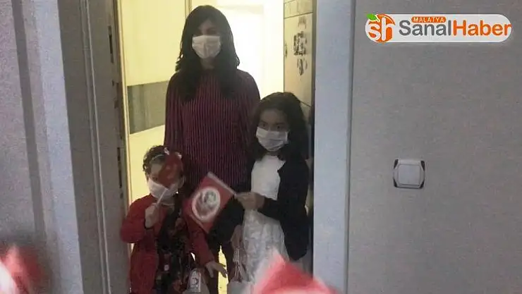 Kızılay sağlık çalışanlarının çocuklarını unutmadı