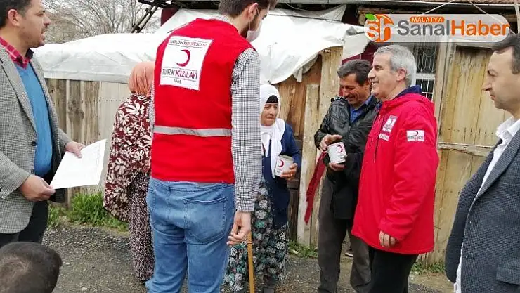 Kızılay, yardımları yaşlılara ulaştırıyor