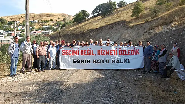 CHP´Lİ ÜYELERDEN PANKARTLI PROTESTO