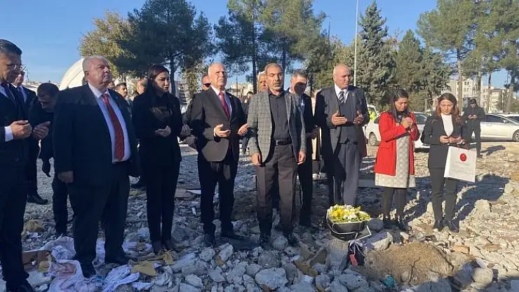 'KKTC Meclis Başkanı Töre, otel enkazına karanfiller bırakıp dua etti'