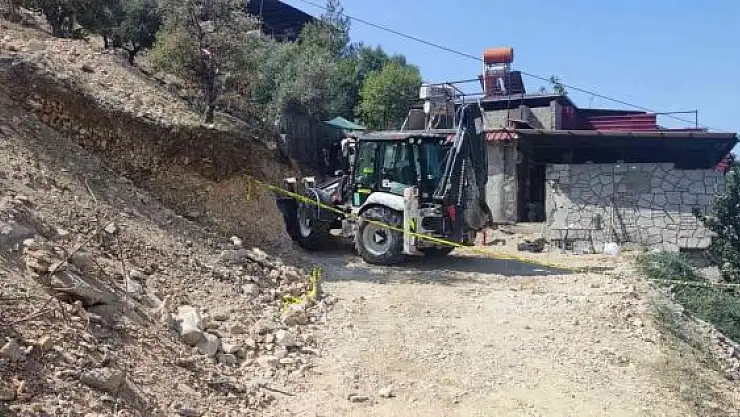 'Kocasını tüfekle kızını zehirleyerek öldürmüş'