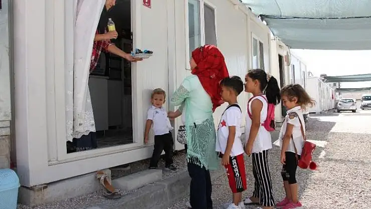 'Konteyner kentlerde depremzede çocukların bayram sevinci'