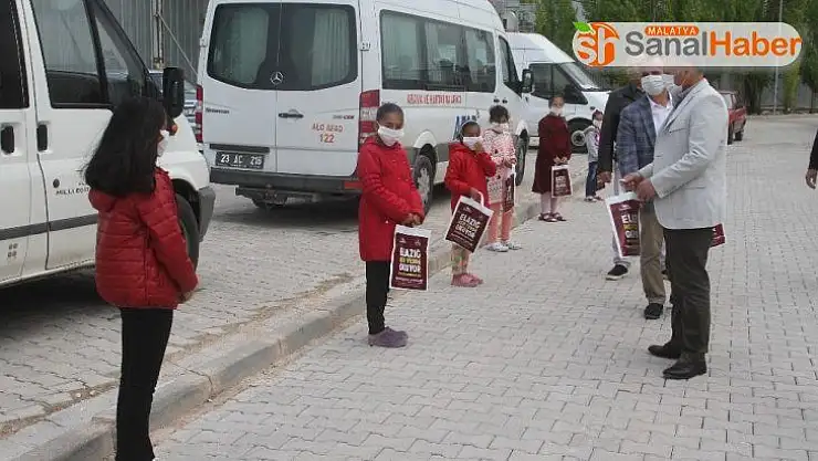 Konteyner kentte sosyal mesafeli kitap dağıtımı