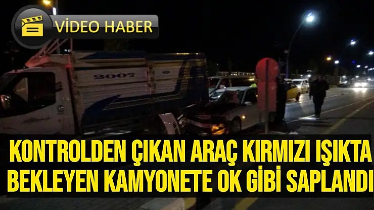 Kontrolden çıkan araç kırmızı ışıkta bekleyen kamyonete ok gibi saplandı