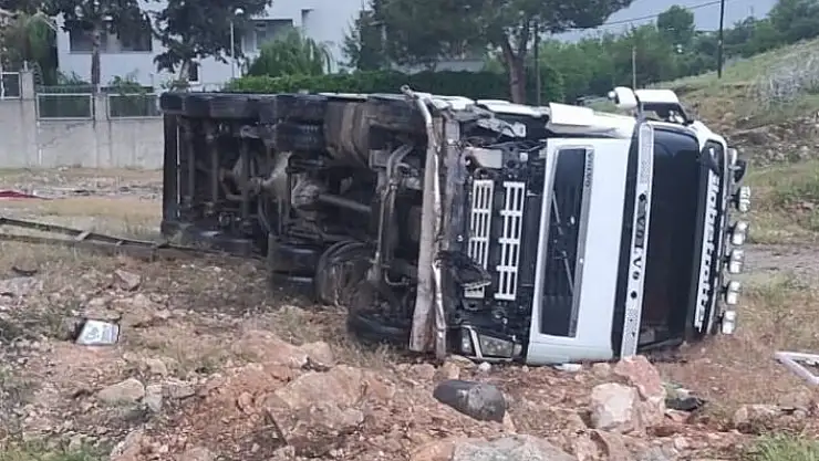 'Kontrolden çıkan kamyon devrildi: 1 yaralı'