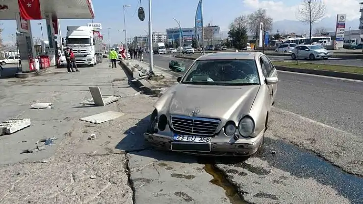 'Kontrolden çıkan otomobil akaryakıt istasyonuna daldı'