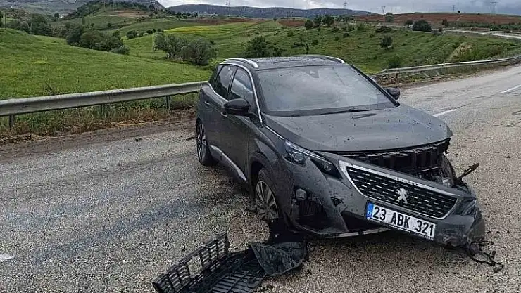 'Kontrolden çıkan otomobil bariyerlere çarptı'