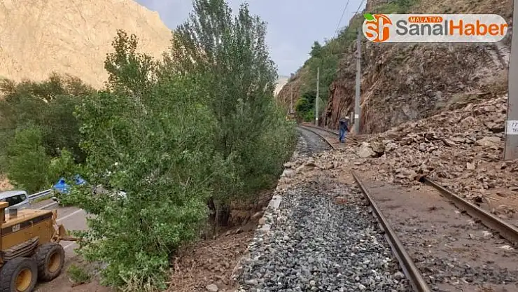 Kopan kaya parçaları tren ve kara yolunu kapattı