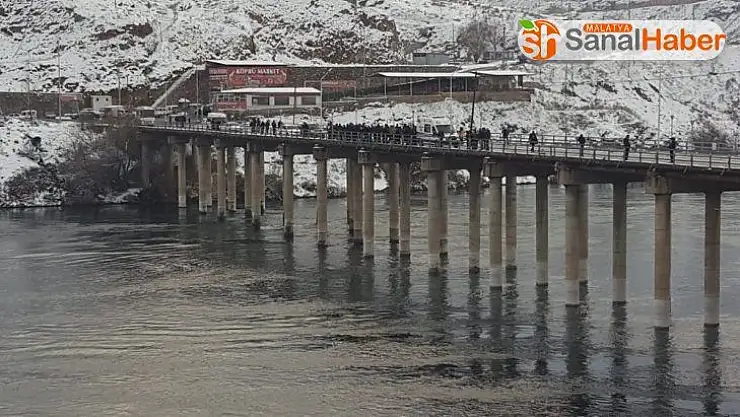 Köprü ayağına çarpan tekne battı:1 kayıp