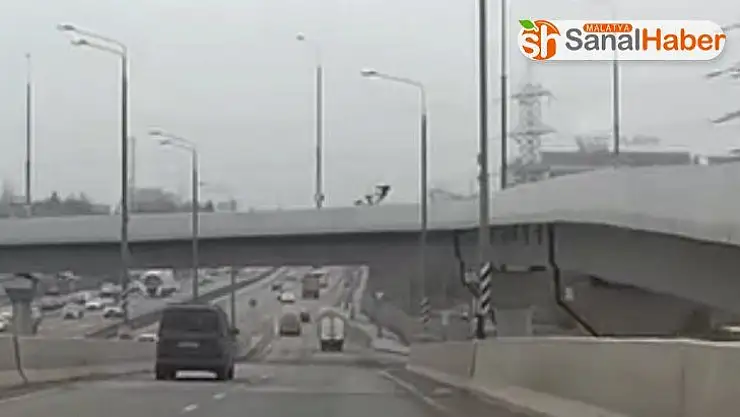 Köprüden otoyola düşen motosiklet sürücüsü öldü