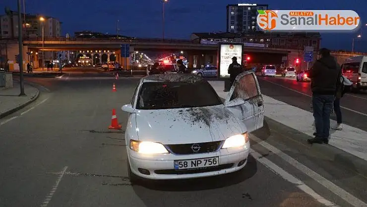 Köprünün altından geçerken aracının üzerine boru düştü