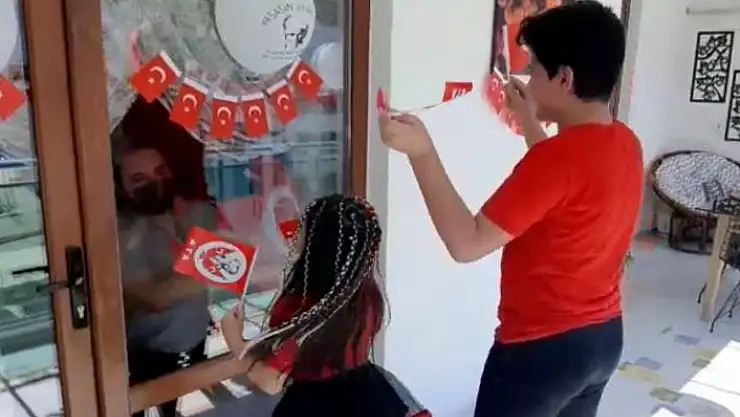 'Korona virüse yakalanan babaları ile 23 Nisan´ı böyle kutladılar'