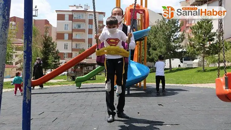 Korona virüsü babasıyla birlikte yenmişti, iznin tadını babasıyla çıkardı