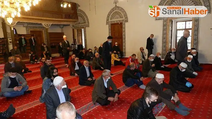 Kosova'da 76 gün sonra yeniden açılan camilerde ilk cuma namazı