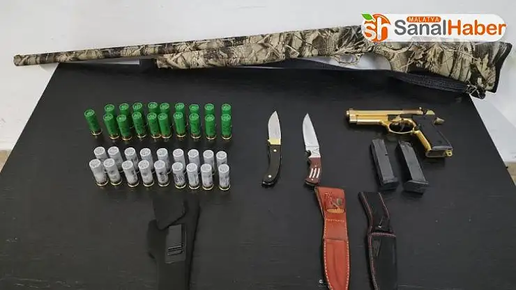 Kovalamaca sonucu yakalanan araçta silahlar ve bıçaklar ele geçirildi