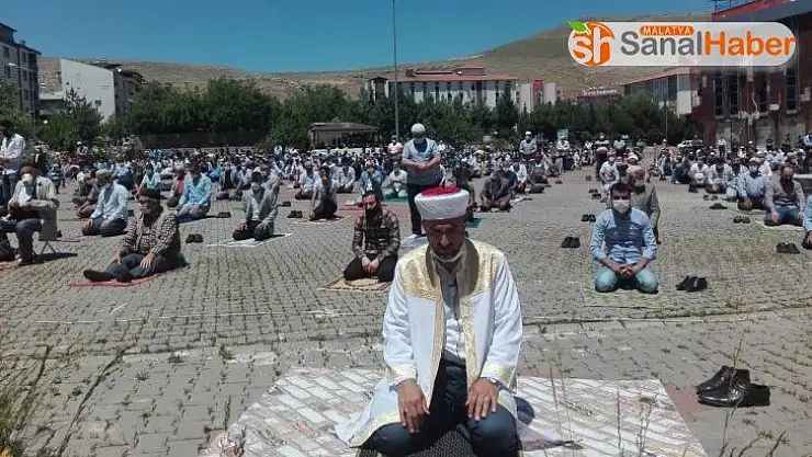 Kovancılar'da cuma namazı meydanda kılındı