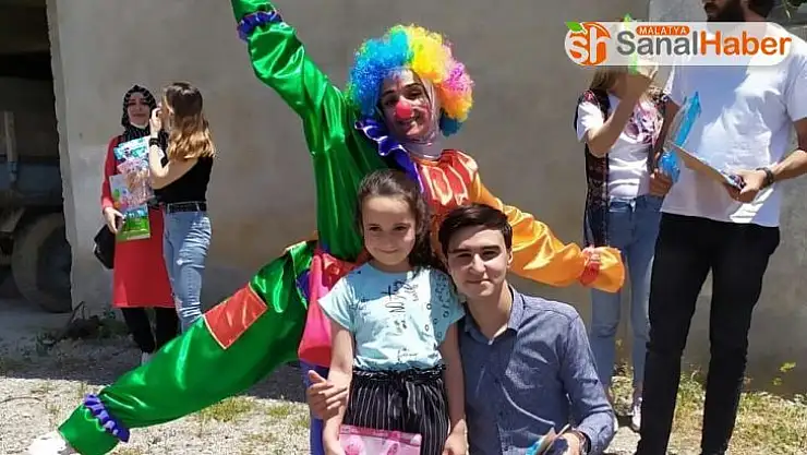 Köy köy gezip çocuklara oyuncak dağıtıyorlar