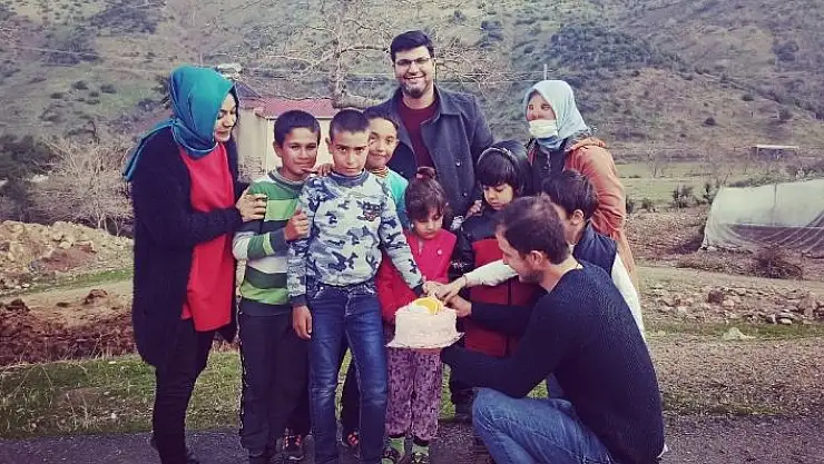 'Köy köy gezip çocuklara pasta dağıtıyorlar'