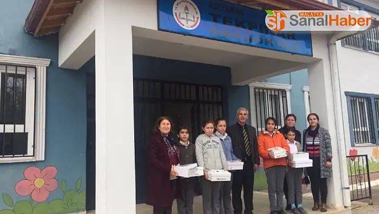 Köy okulu öğrencilerine kışlık ayakkabı dağıtıldı