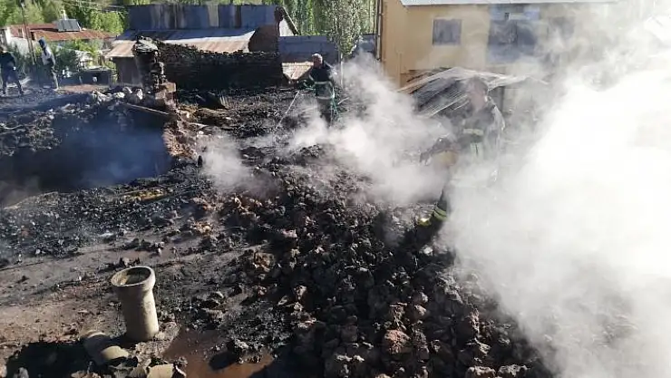 'Köyde çıkan yangın korkuttu: garaj, samanlık ve traktör kül oldu'